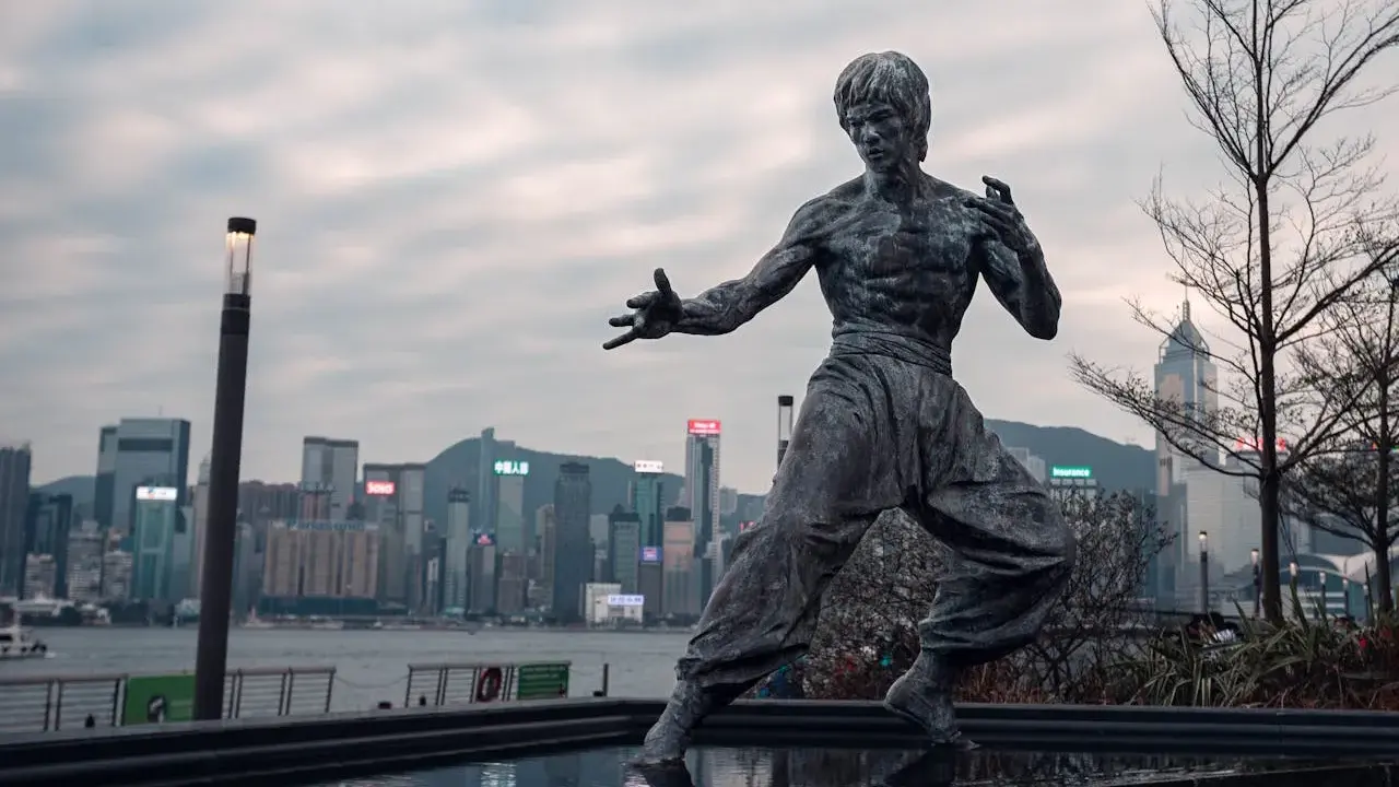 Pomnik Bruce'a Lee w Hong Kongu, przypominający o jego mądrości i sile. "Bądź jak woda" - to tylko jeden z wielu inspirujących bruce lee cytaty.