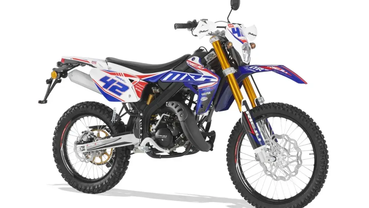 Motocykl enduro z numerem 42, gotowy na przygodę. Czy enduro można jeździć po ulicy? Ten model wygląda na wszechstronny.
