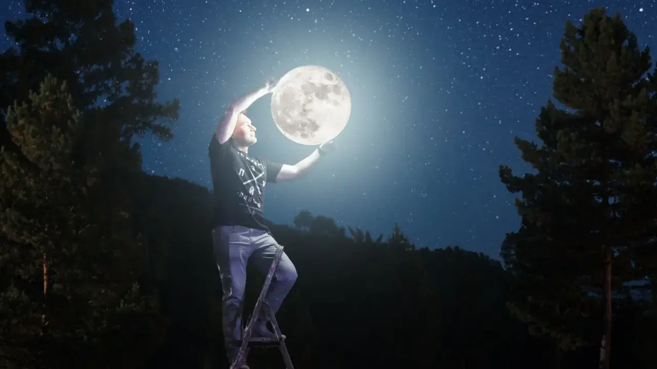 Mężczyzna na drabinie trzyma księżyc, marząc o studiach z astronomii. Nocne niebo pełne gwiazd.