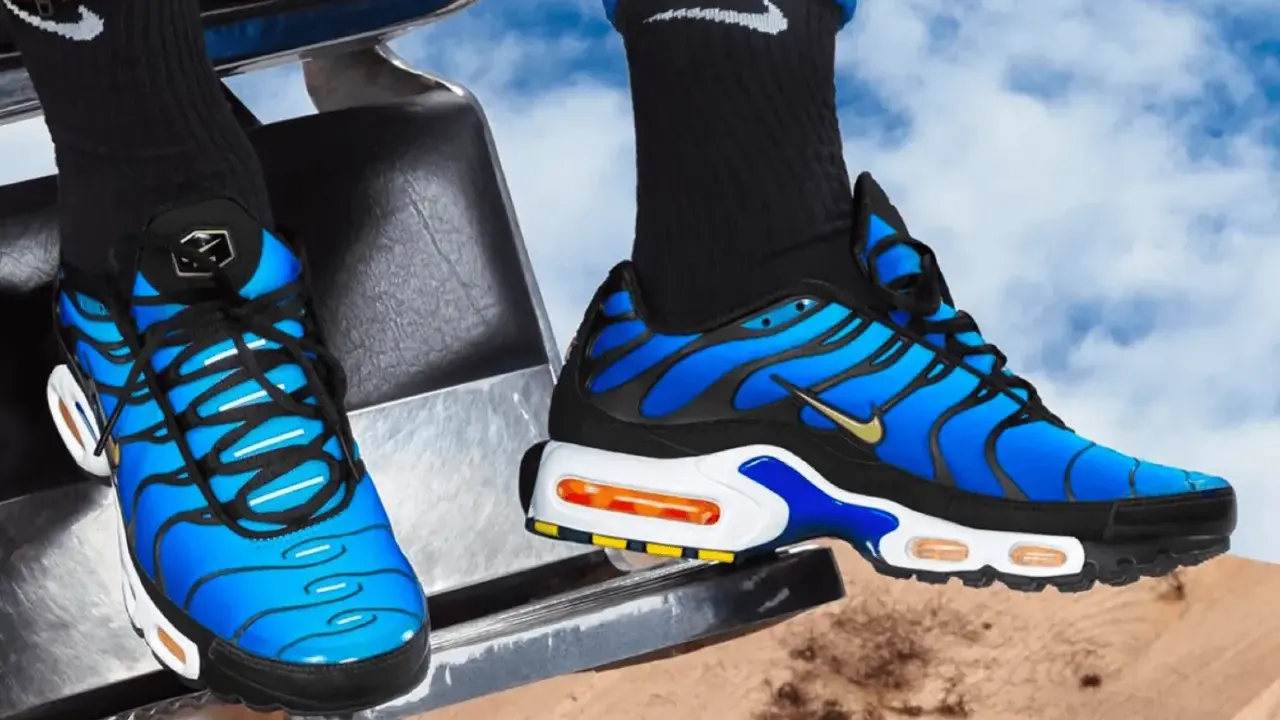 Blaue Nike TNs mit schwarzen Akzenten und goldenem Swoosh. Ein Blick auf die Details hilft, nike tn fake erkennen.