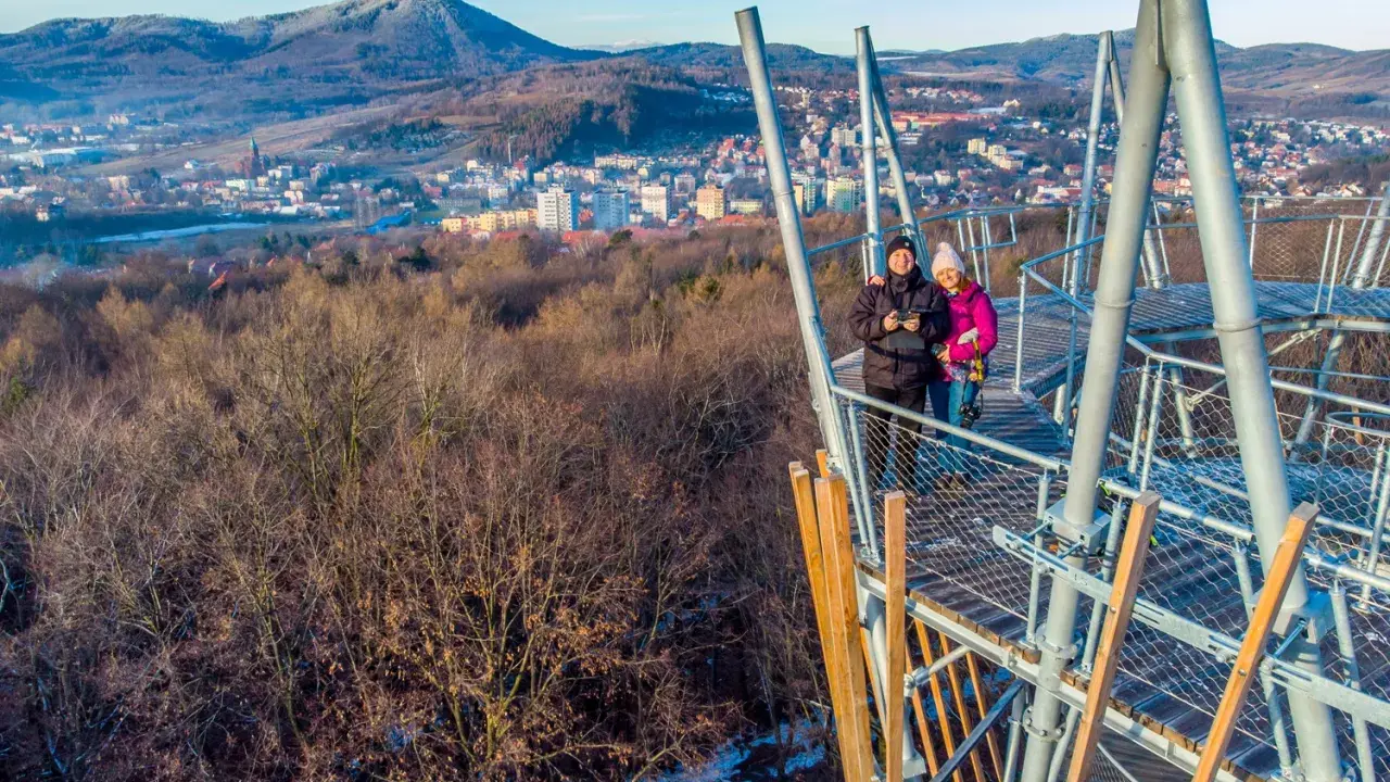 Para na wieży widokowej Gedymina podziwia zimowy krajobraz.