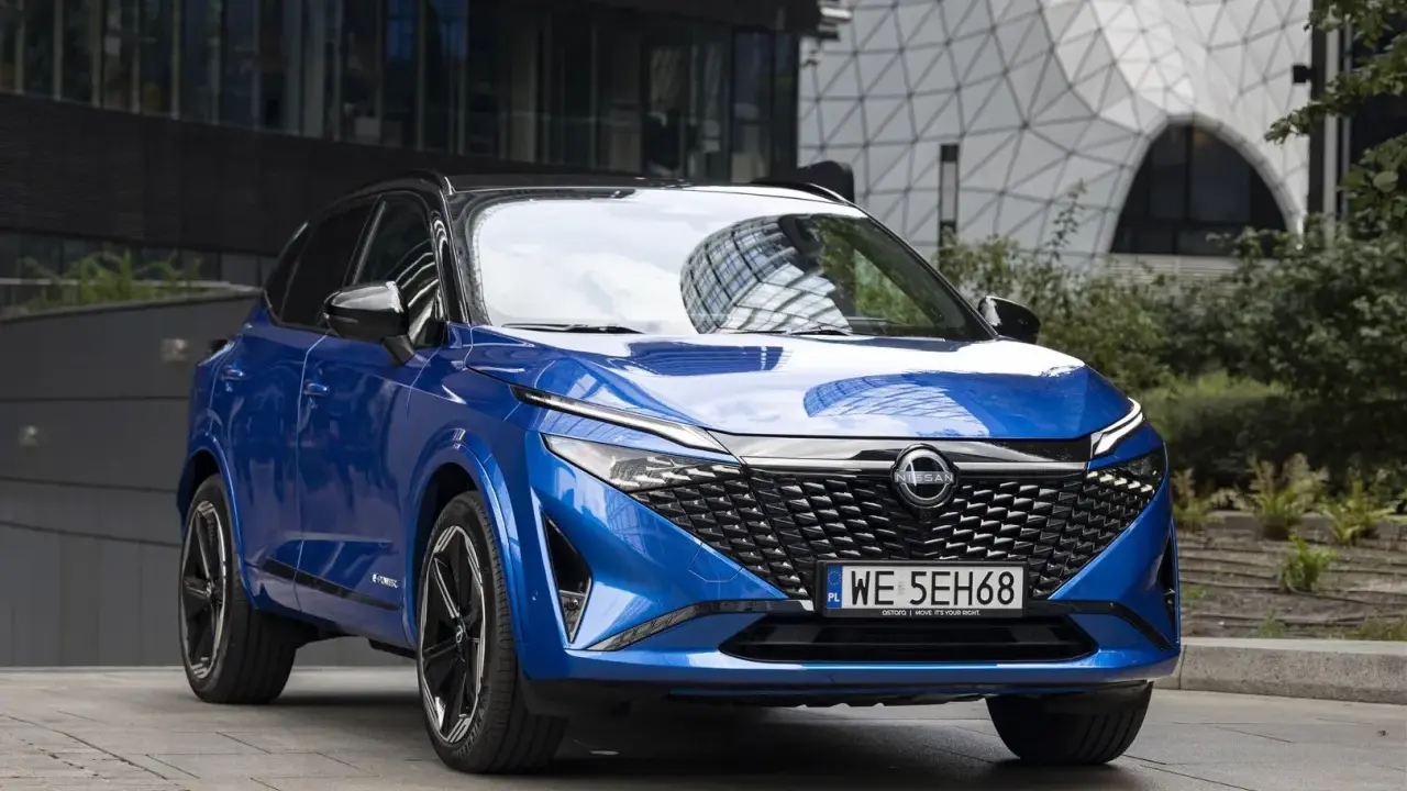 Niebieski Nissan Qashqai z czarnym dachem, nowoczesny design. Sprawdź atrakcyjną nissan qashqai cena.