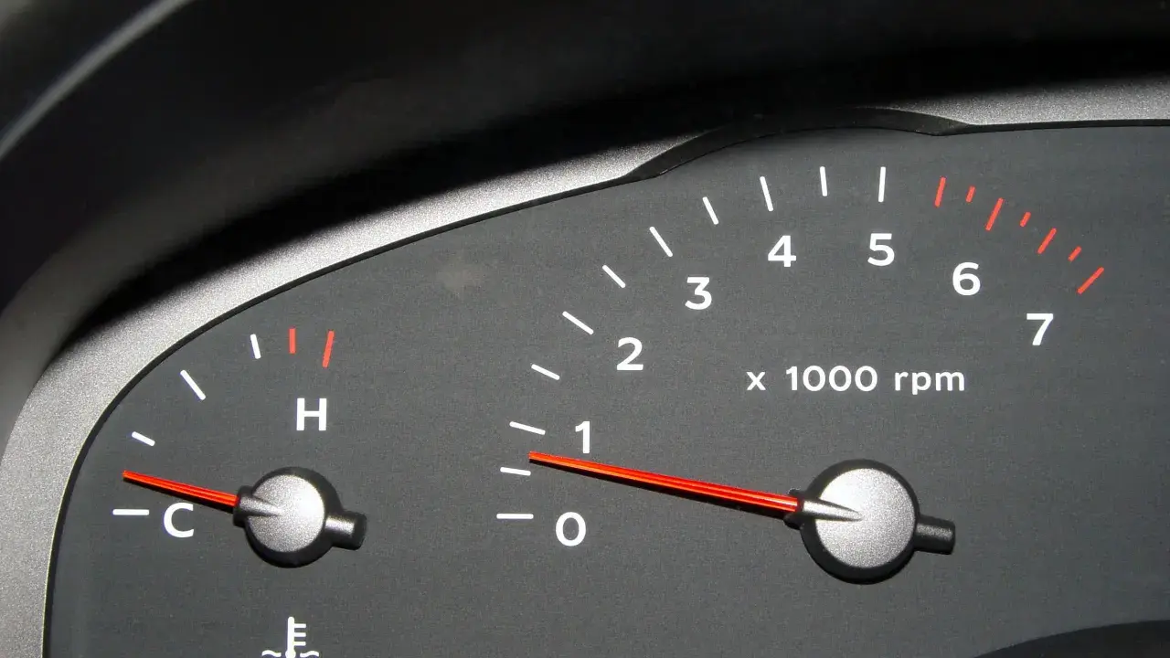 El tacómetro muestra que es el ralenti, con el motor a unas 800 RPM. El indicador de temperatura está en la zona fría.