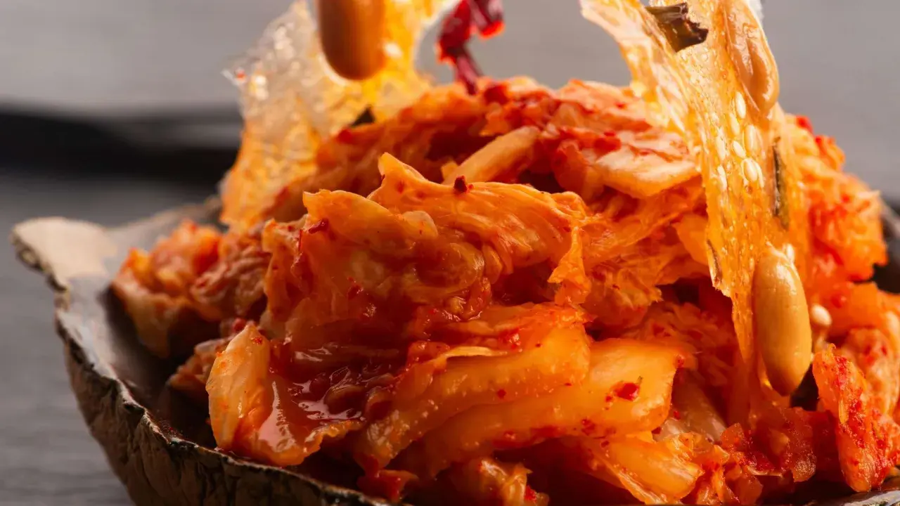 Würziges Kimchi, das zeigt, wie man Kimchi macht. Knackiger Chinakohl mit roter Chilipaste und Sesam.