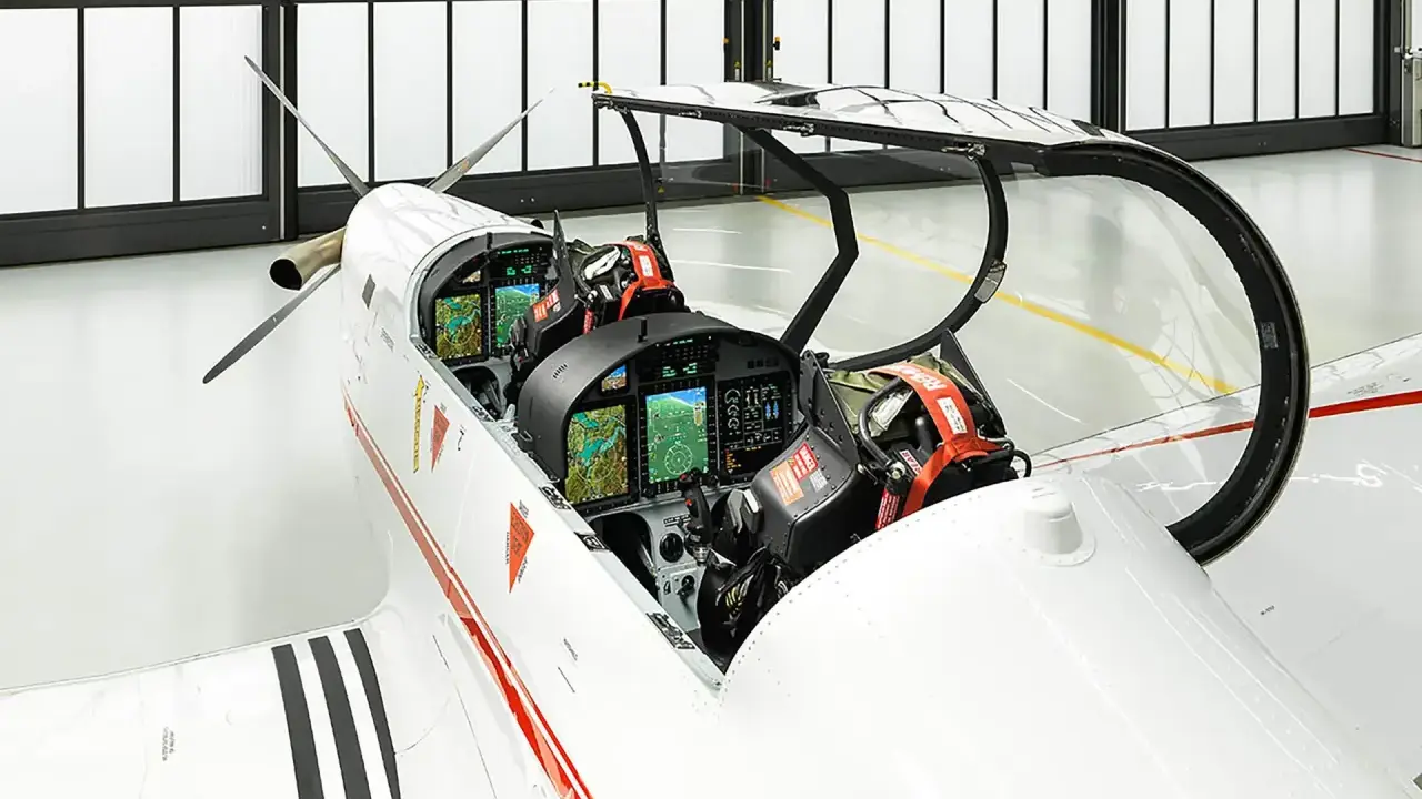 Das Cockpit eines Pilatus PC-7 mit modernen Displays und Sitzen.