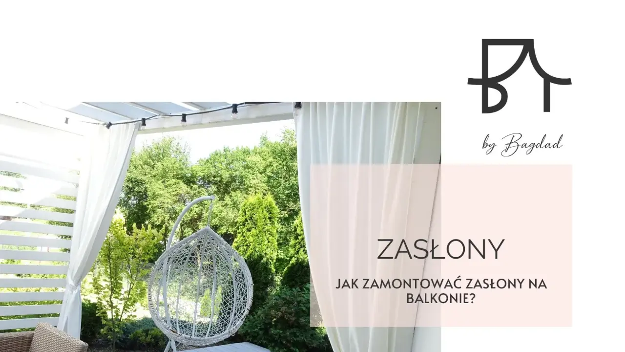Białe zasłony na balkonie w bloku tworzą przytulną atmosferę. Wygodny fotel wiszący i zielone drzewa dopełniają ten relaksujący zakątek.