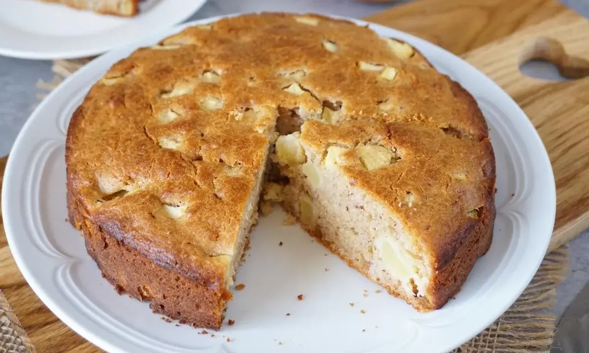 Saftiger Apfelkuchen, ein Genuss für alle, die Rezepte ohne Zucker lieben. Perfekt für eine gesunde Nascherei.
