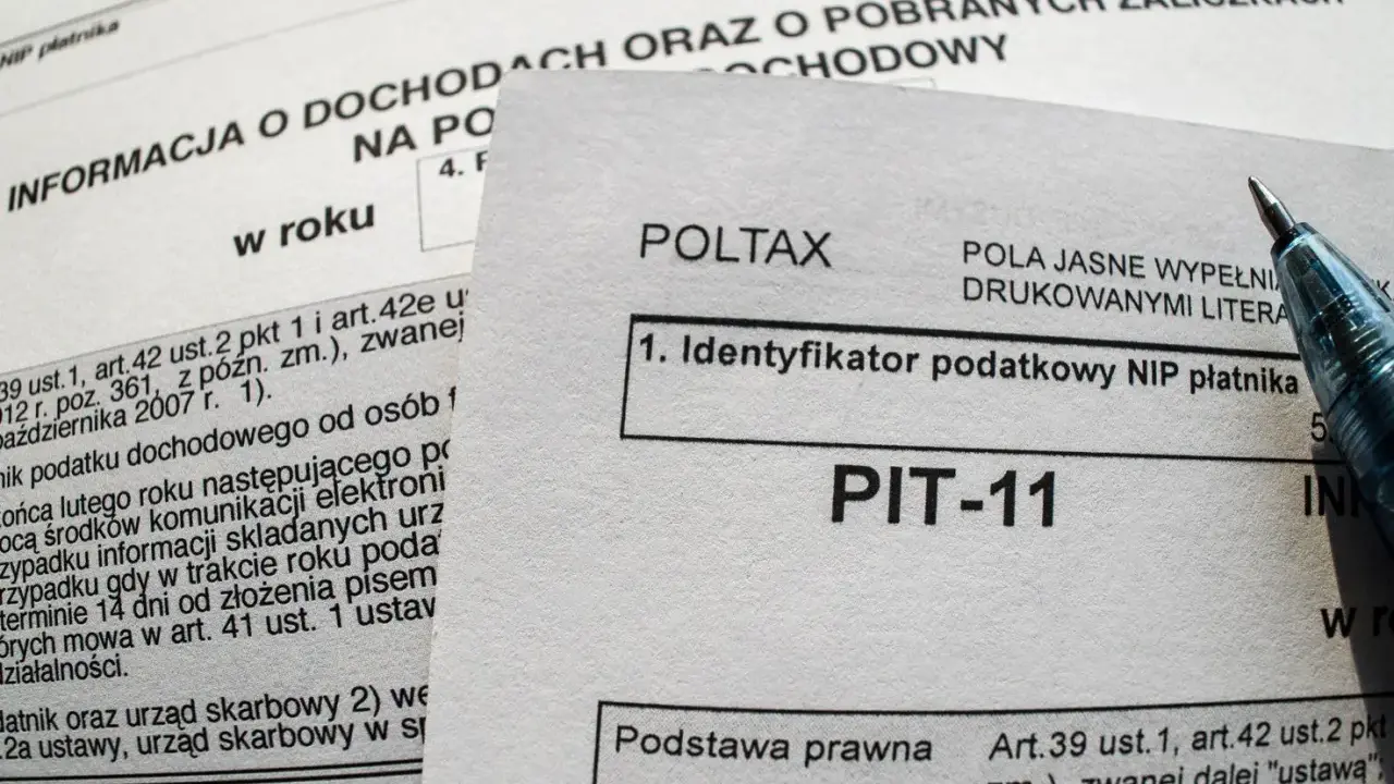 Formularz PIT-11, kluczowy do zrozumienia, jak wypełnić PIT-11 dla pracownika. Widoczny długopis sugeruje bieżące wypełnianie.