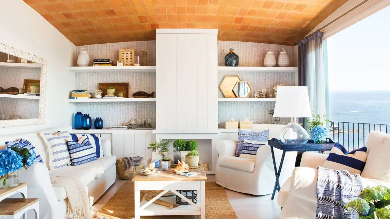 Salón con vistas al mar, decoración náutica y techo de tejas. Un espacio que evoca la sensación de estar en la playa en casa.