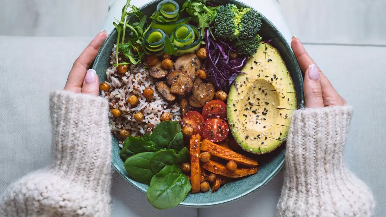 Bunte Bowl mit Quinoa, Avocado, Süßkartoffeln, Pilzen und Gemüse. Perfekt für gesunde, vegane Rezepte zum Abnehmen.