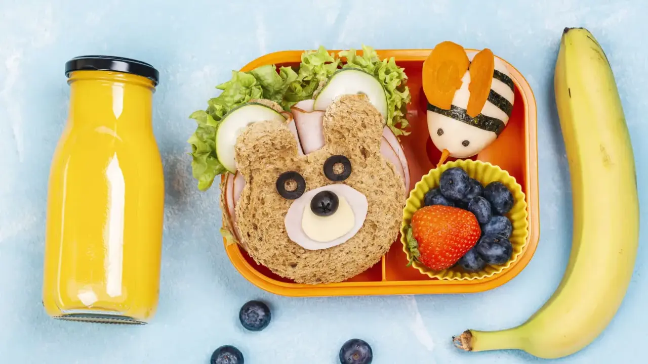 Un sándwich de oso, una abeja de huevo, arándanos y una banana: ¡meriendas saludables para niños de 6 a 12 años que son pura diversión!