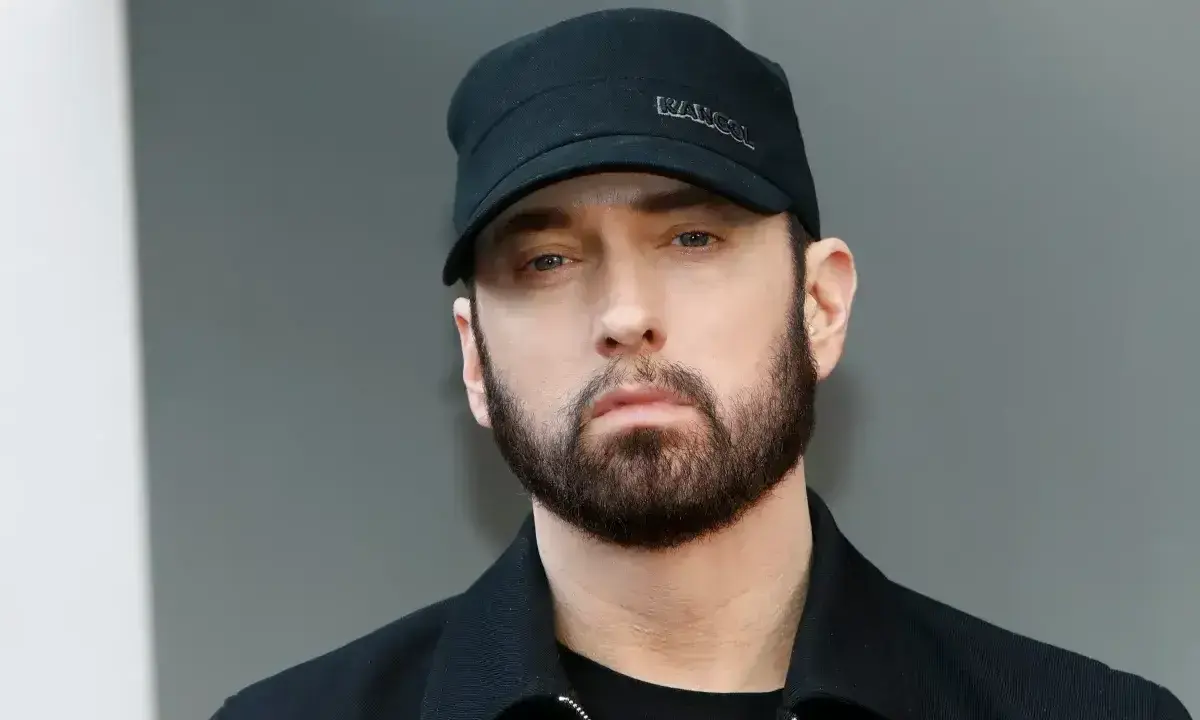 Eminem, znany z Detroit, w czapce Kangol.