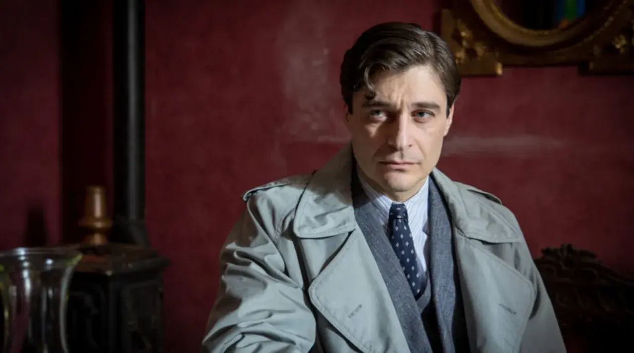 Il commissario Ricciardi, con il suo trench e lo sguardo pensieroso, pronto a risolvere i misteri dei libri in ordine cronologico.
