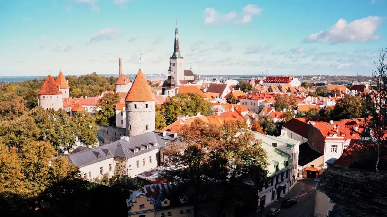 Widok na zabytkowe wieże i czerwone dachy Starego Miasta w Tallinnie. Idealne miejsce, by odkryć, co w Tallinnie warto zobaczyć.