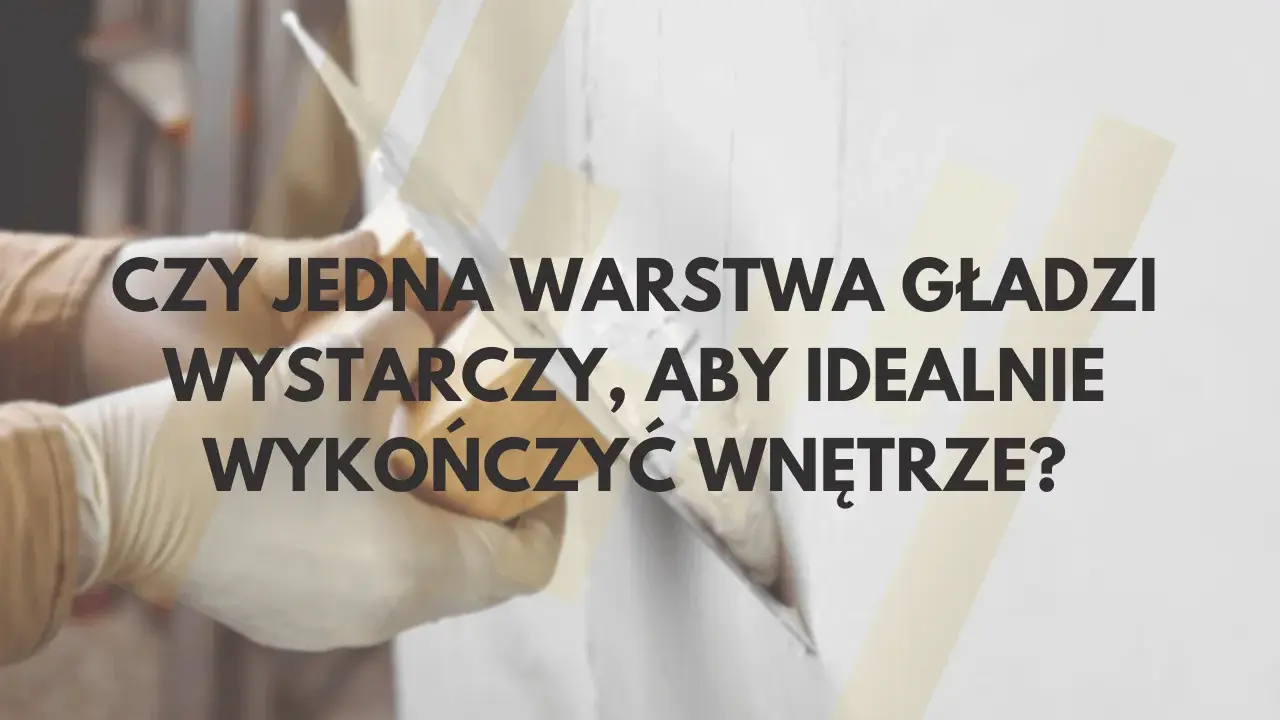 Ręce w rękawiczkach nakładają gładź na ścianę. Czy jedna warstwa wystarczy, by wykończyć wnętrze?