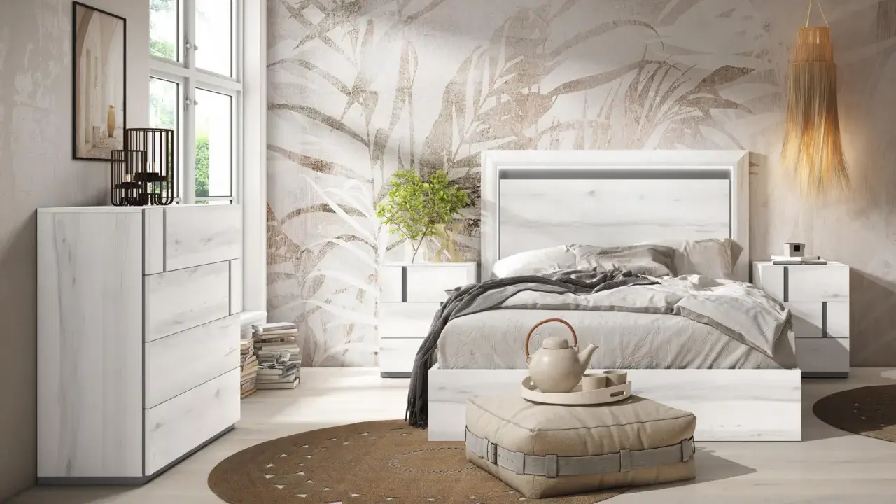 Dormitorio moderno con cabecero de cama en blanco veteado, papel tapiz botánico y cómoda a juego. Un diseño que evoca la calma del feng shui.