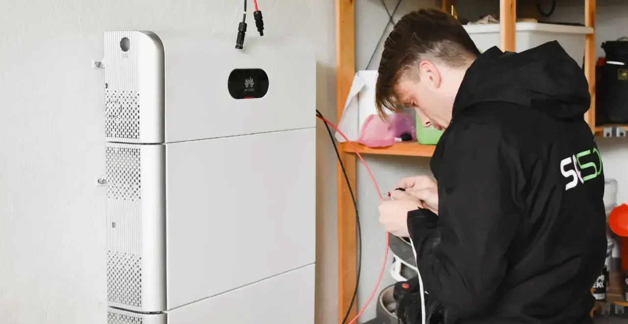 Tekniker kopplar in ett Huawei batteri 5 kWh.