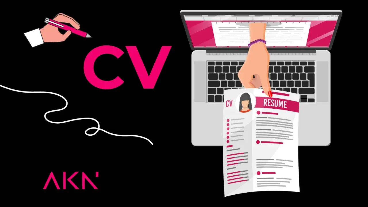 Ręka pisze CV na laptopie. Proces tworzenia idealnego CV.