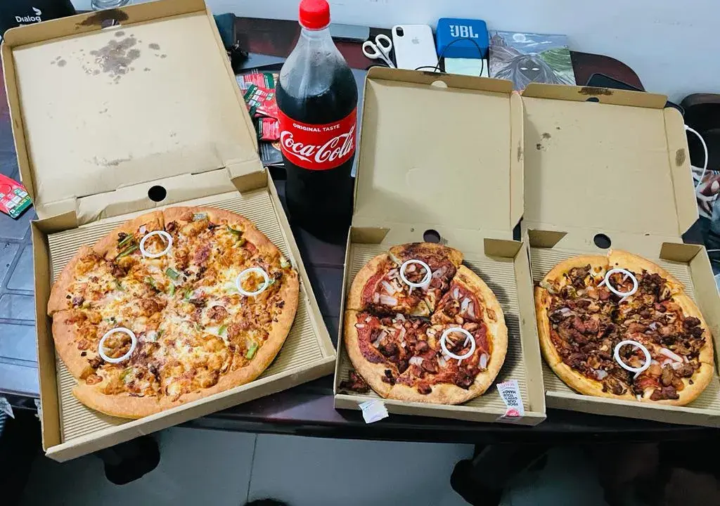 Pizza Hut: Duża pizza (38 cm) ile osób nakarmi i czy warto?