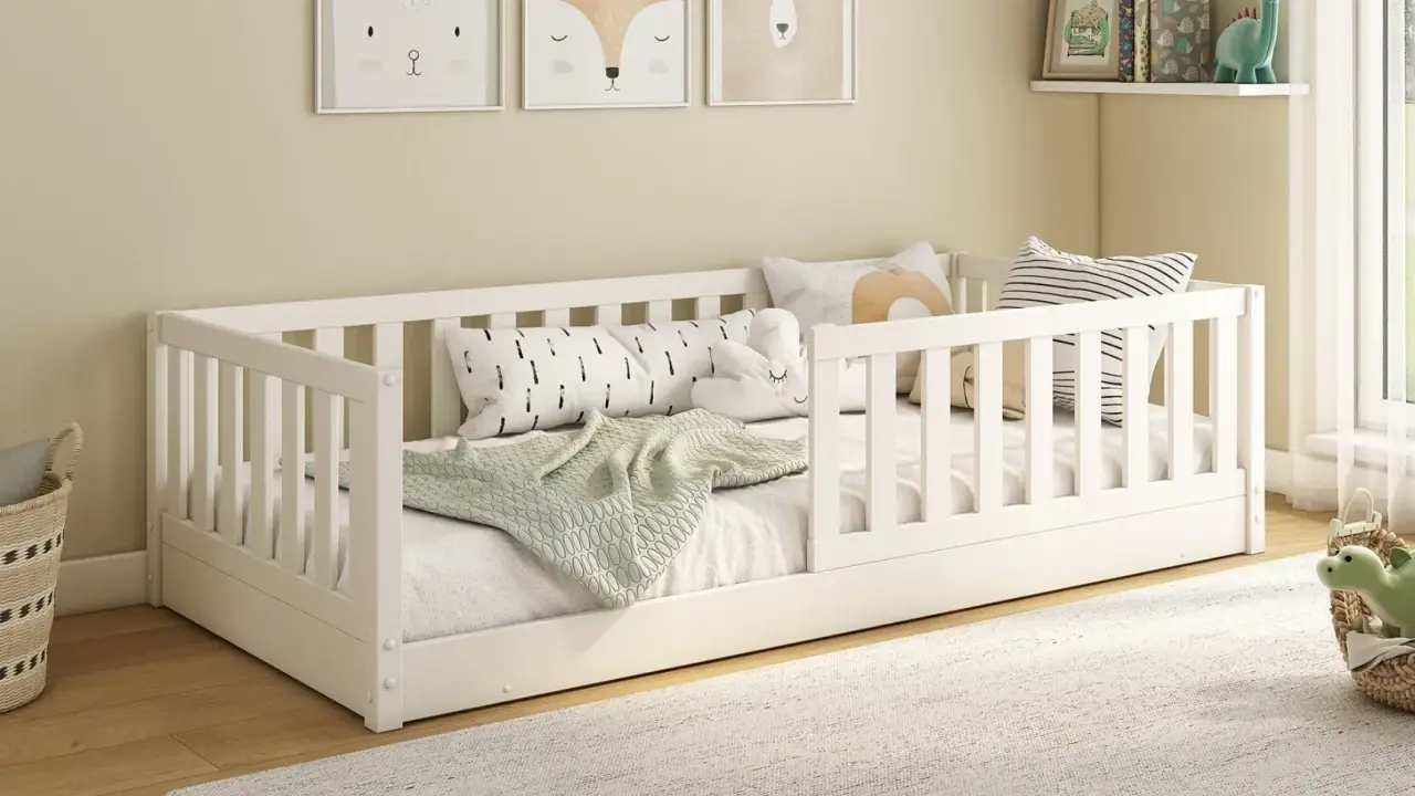 Cama 70x140, ideal para niños pequeños hasta que necesiten una cama más grande. Decorada con cojines y mantas, lista para dulces sueños.