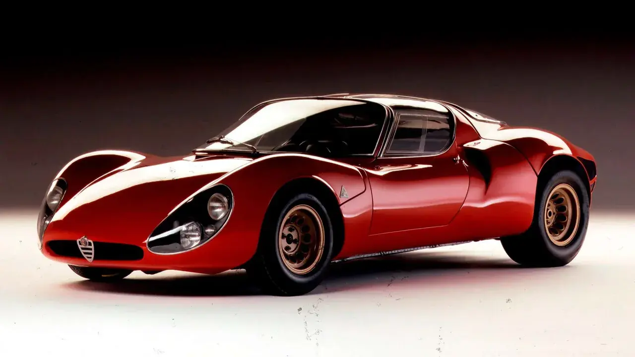Roter Alfa Romeo 33 Stradale, ein Traumauto. Der Alfa Romeo 33 Stradale Preis ist hoch, aber die Schönheit unbezahlbar.