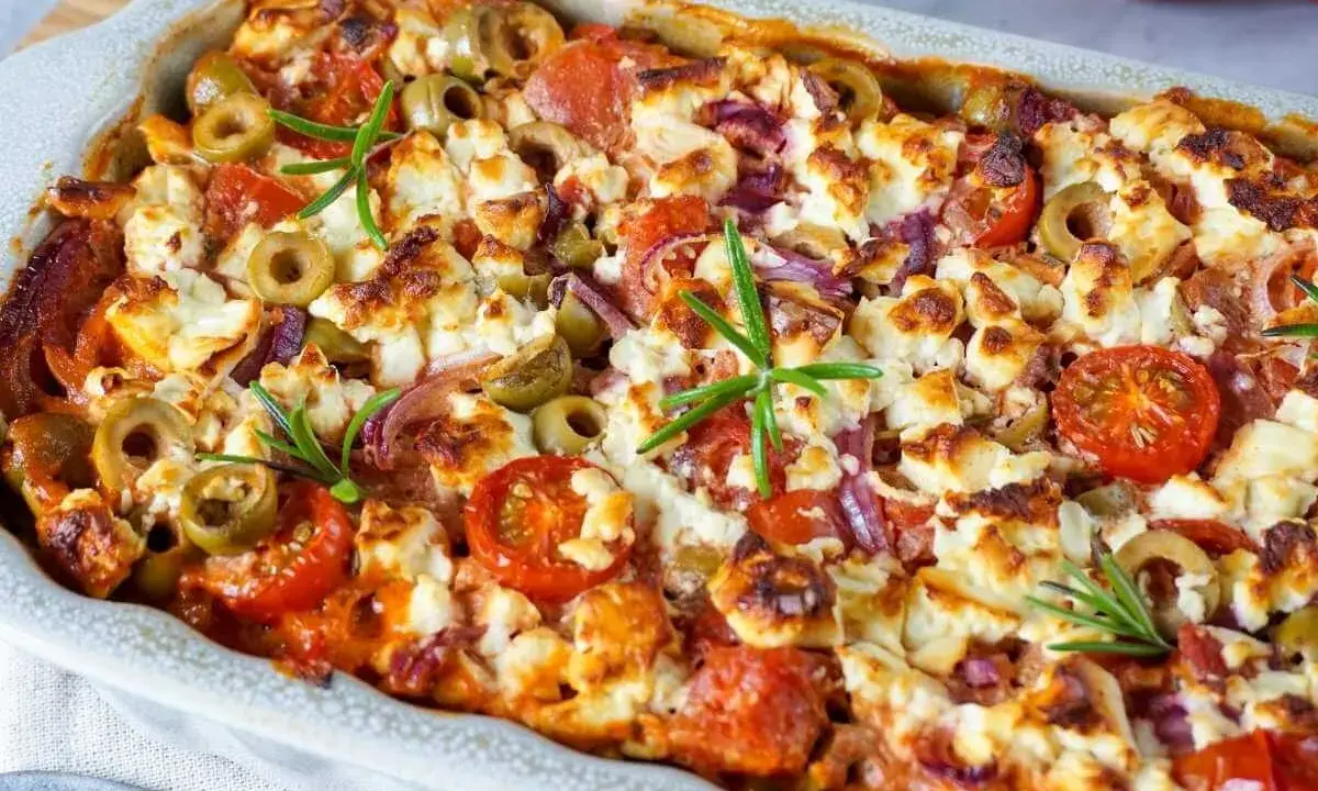 Herzhafte Auflauf-Idee: Gebackener Feta mit Tomaten, Oliven und Rosmarin. Perfekt für leckere feta rezepte.