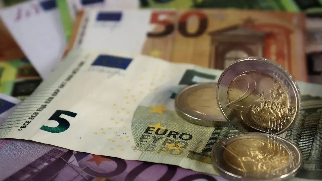 Euro banknoty i monety, które są teraz walutą w Chorwacji.