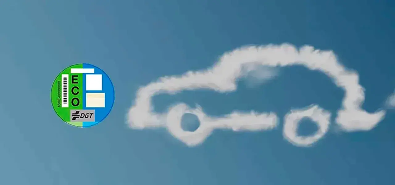 Pegatina ECO DGT en un coche de nubes. Los coches eco pagan impuesto de circulación, pero son más limpios.