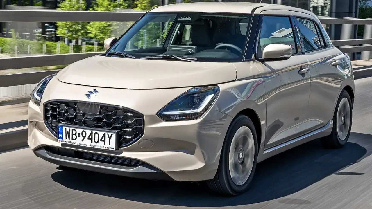 Nowy Suzuki Swift w beżowym kolorze, z nowoczesnym grillem i światłami LED. Sprawdź aktualne suzuki swift - ceny i oferty.