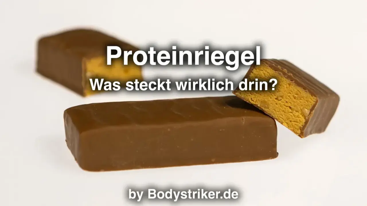 Zwei Schoko-Proteinriegel, einer angeschnitten. Wann proteinriegel essen? Bodystriker.de.