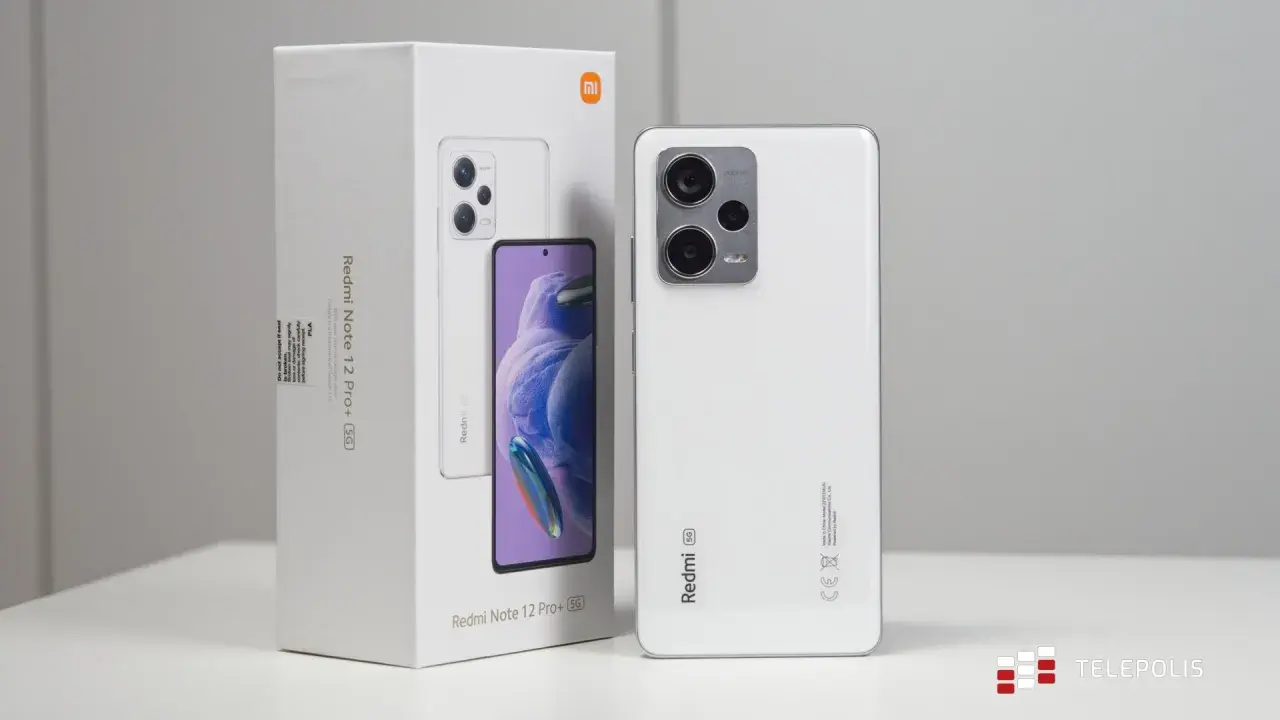 Biały smartfon Xiaomi Redmi Note 12 Pro+ 5G obok swojego opakowania.