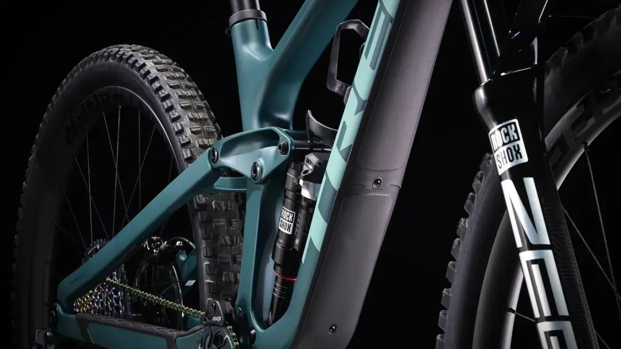 Zielony rower full suspension z amortyzatorem RockShox. Czy to hardtail czy full? Ten rower to zdecydowanie full.