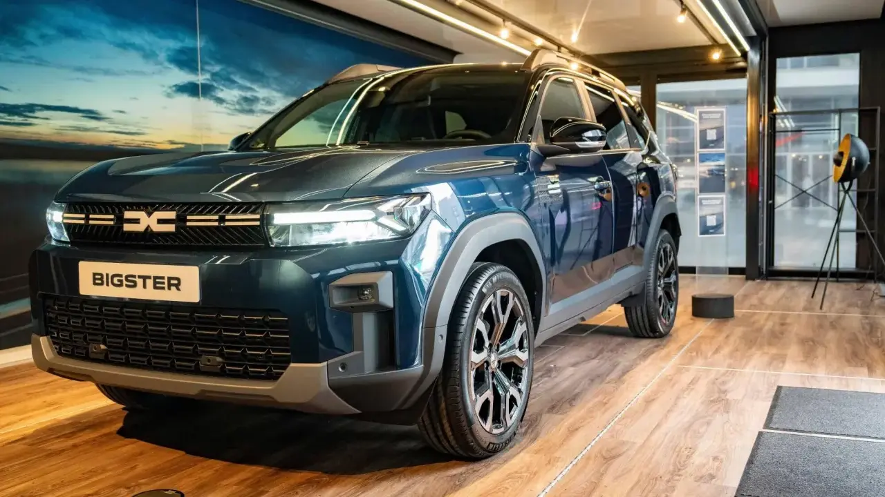 Nowy Dacia Bigster w ciemnoniebieskim kolorze, prezentowany w salonie. Sprawdź jego atrakcyjną dacia bigster cenę!