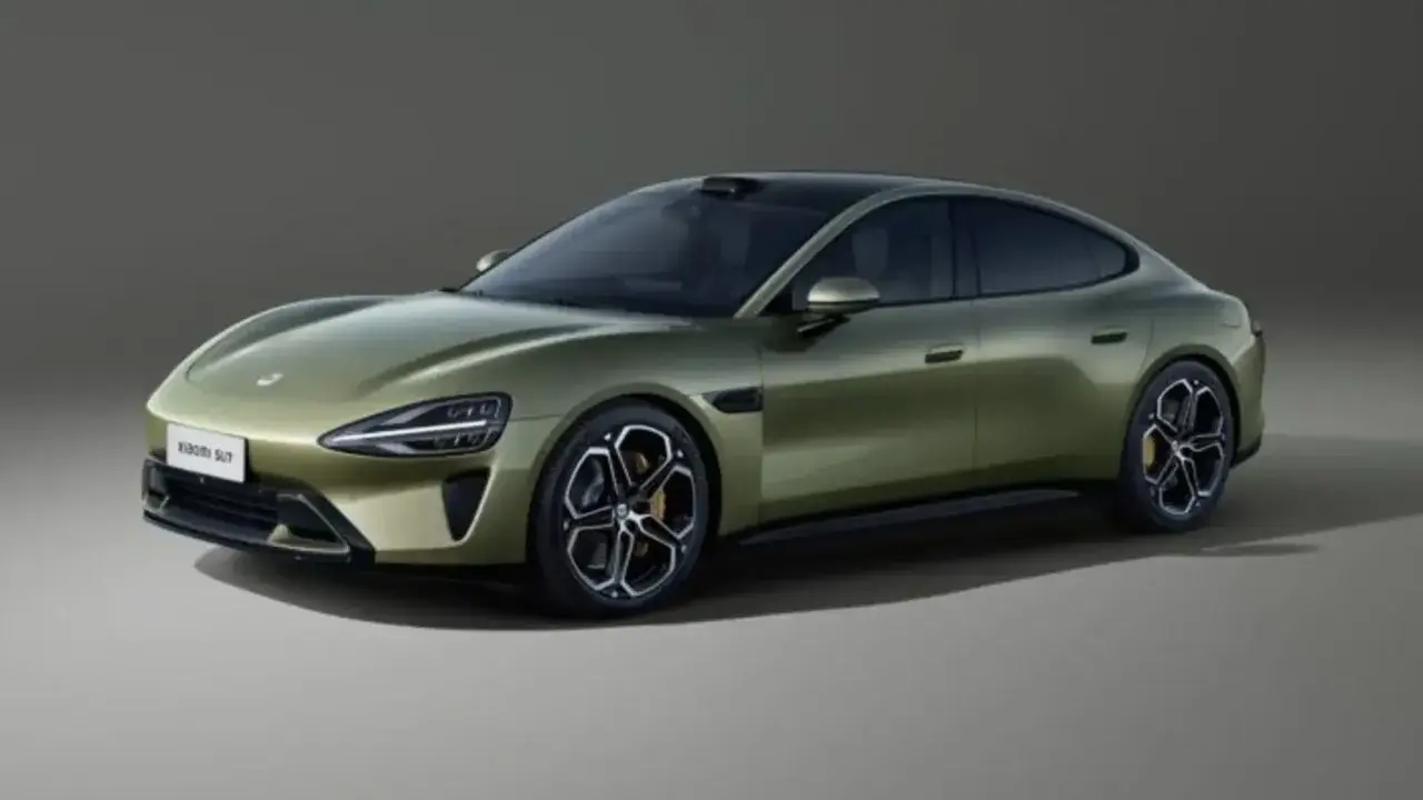 La nouvelle Xiaomi voiture, un SUV vert olive aux lignes futuristes, dévoile son design élégant et ses jantes sportives.