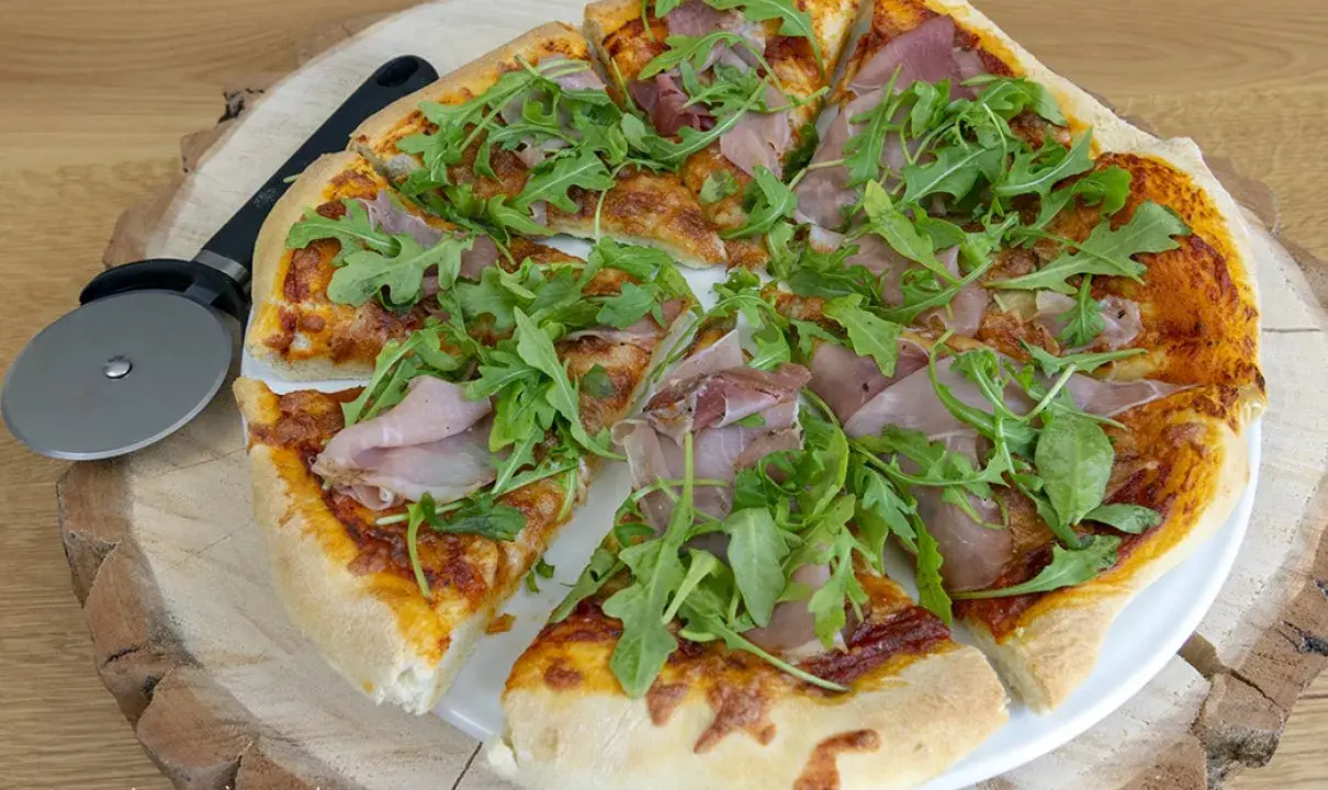 Pizza z szynką i rukolą, idealna na szybki obiad. Ciasto na pizzę dzień wcześniej przygotowane, teraz tylko piec i cieszyć się smakiem.