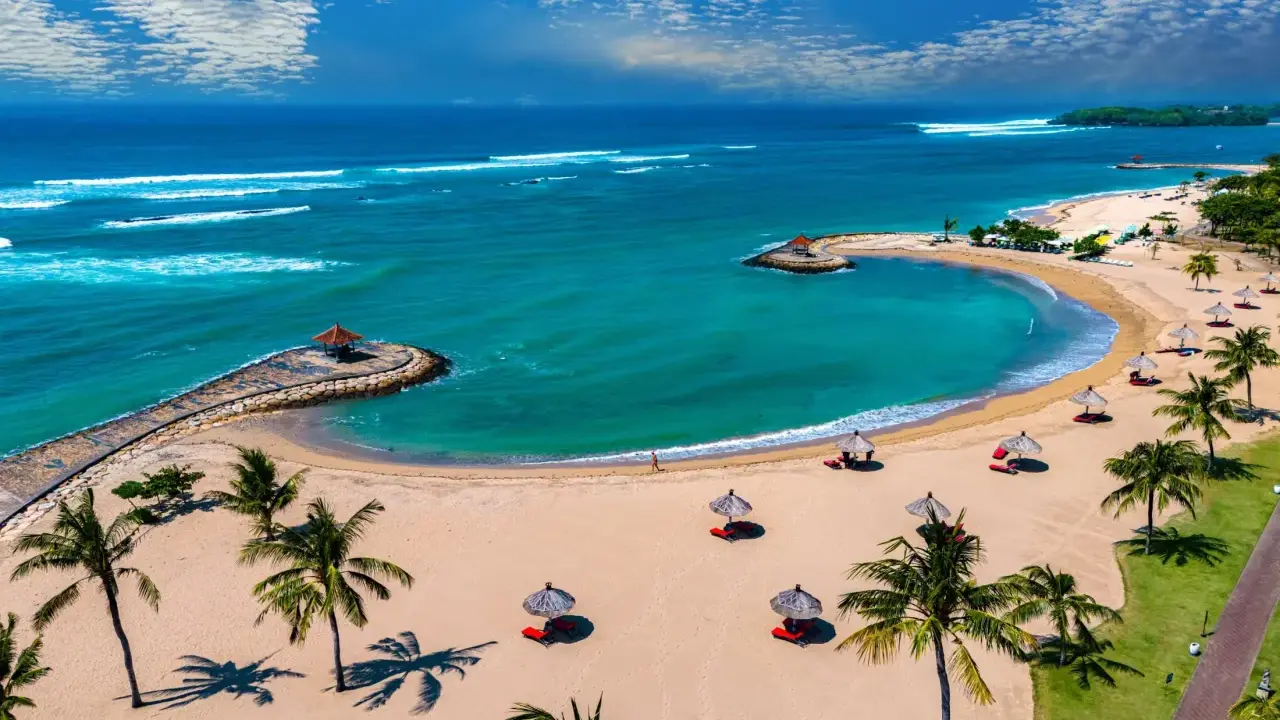 Idealne wakacje na Bali: piaszczysta plaża, turkusowe morze, palmy i zaciszne altanki. Raj dla każdego!