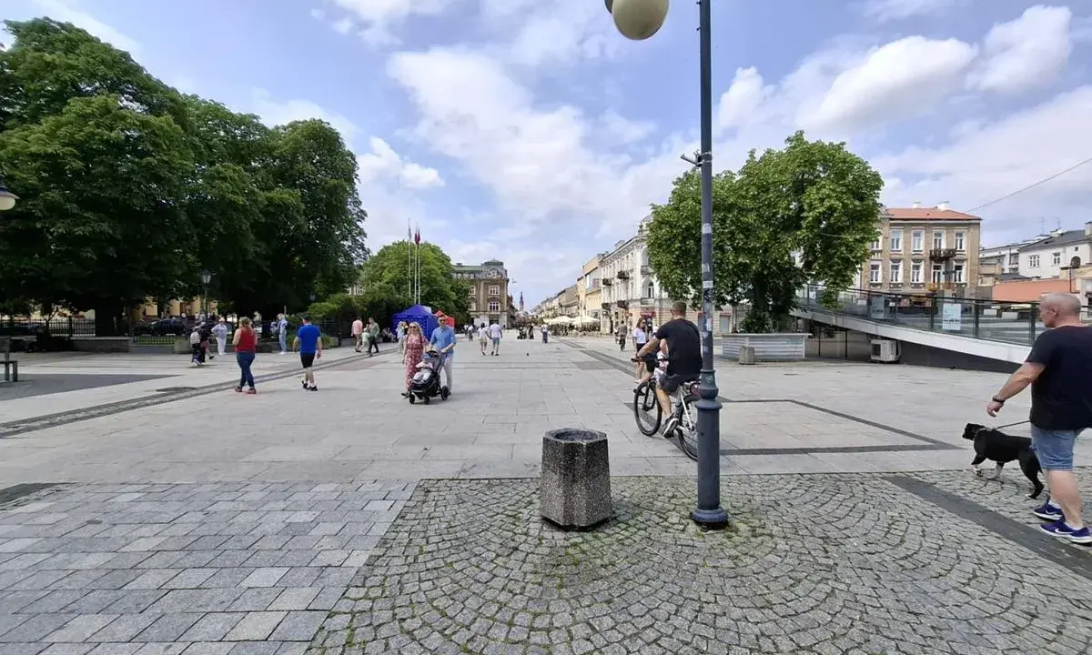 Spacer po centrum Radomia, gdzie widać ludzi spacerujących, jeżdżących na rowerze i z psem. Ile ludzi mieszka w Radomiu? Tyle, ilu widać na tym zdjęciu i znacznie więcej!