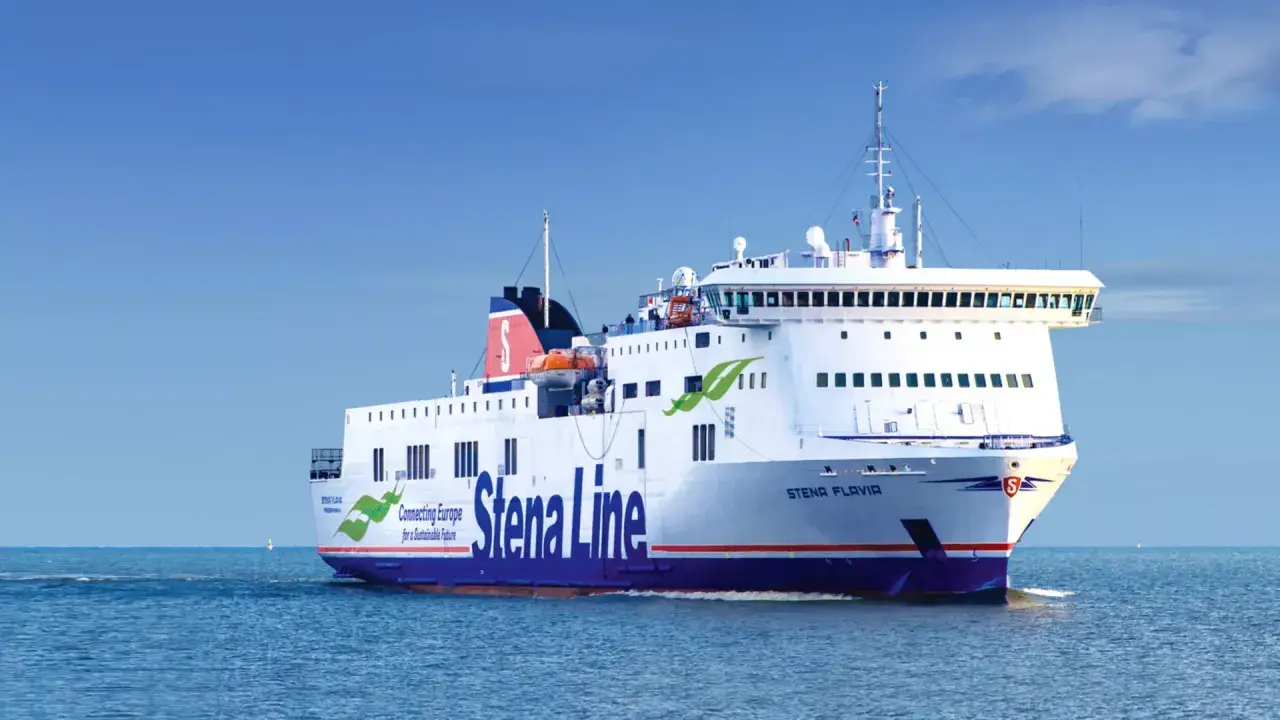Prom na morzu z napisem Stena Line. Płynie po spokojnych wodach, oferując pasażerom dostęp do wifi.