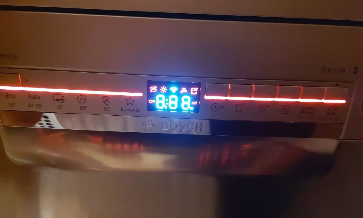 Panel zmywarki Bosch Serie 2 z ikonami programów: Eco, Auto, 70°, 1h, 65°, 50°, ulubiony. Wyświetlacz pokazuje 8:88.