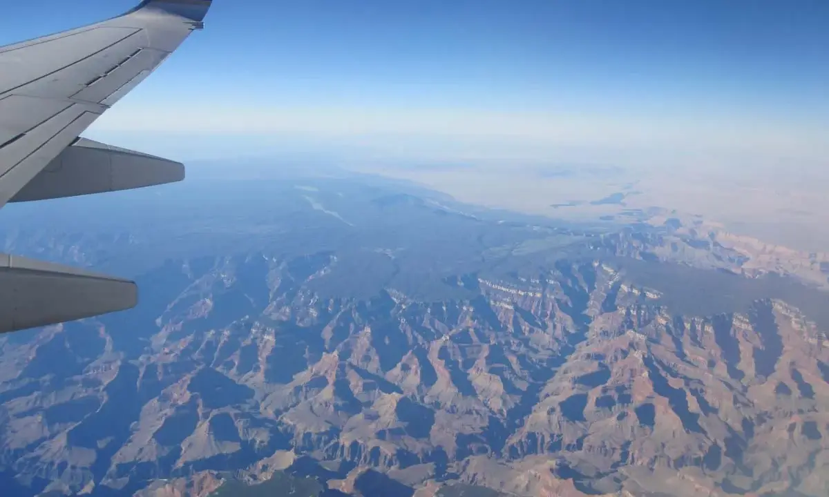 Ving av flygplan över Grand Canyon. Undrar hur lång tid det tar att flyga till USA och se detta?