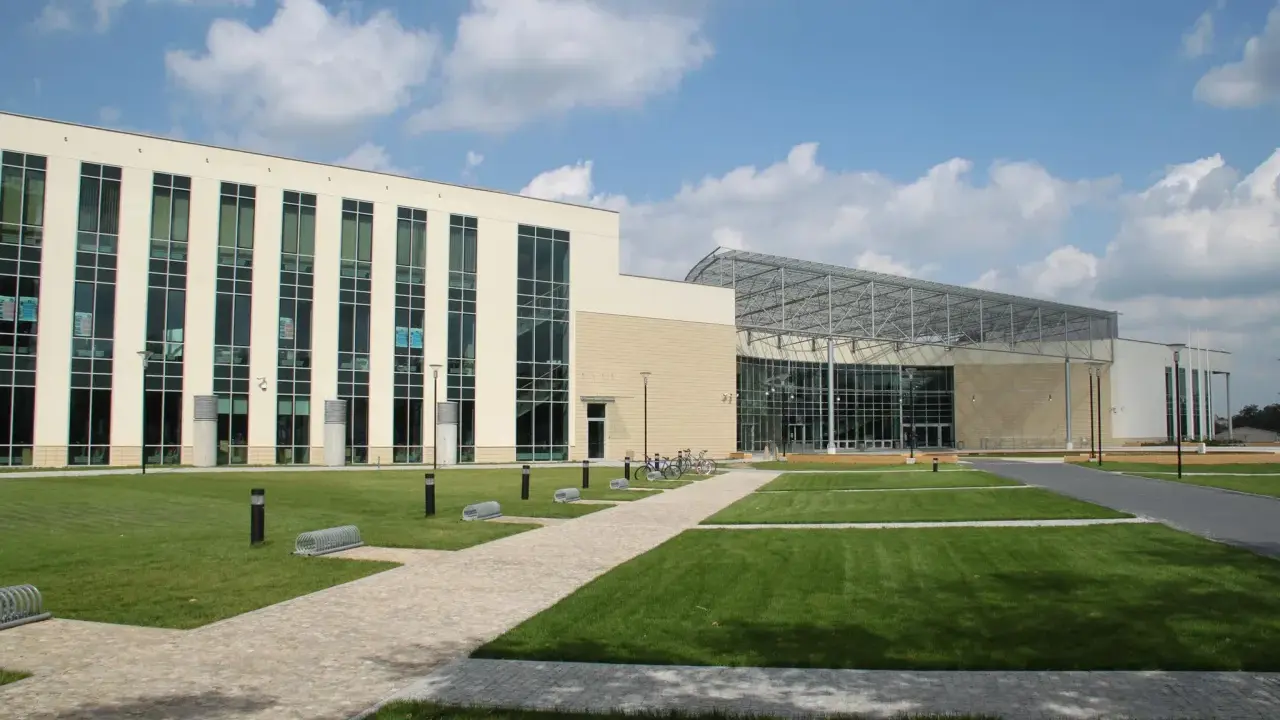 Nowoczesny budynek z przeszklonym atrium, idealny dla prywatne uczelnie Poznań.