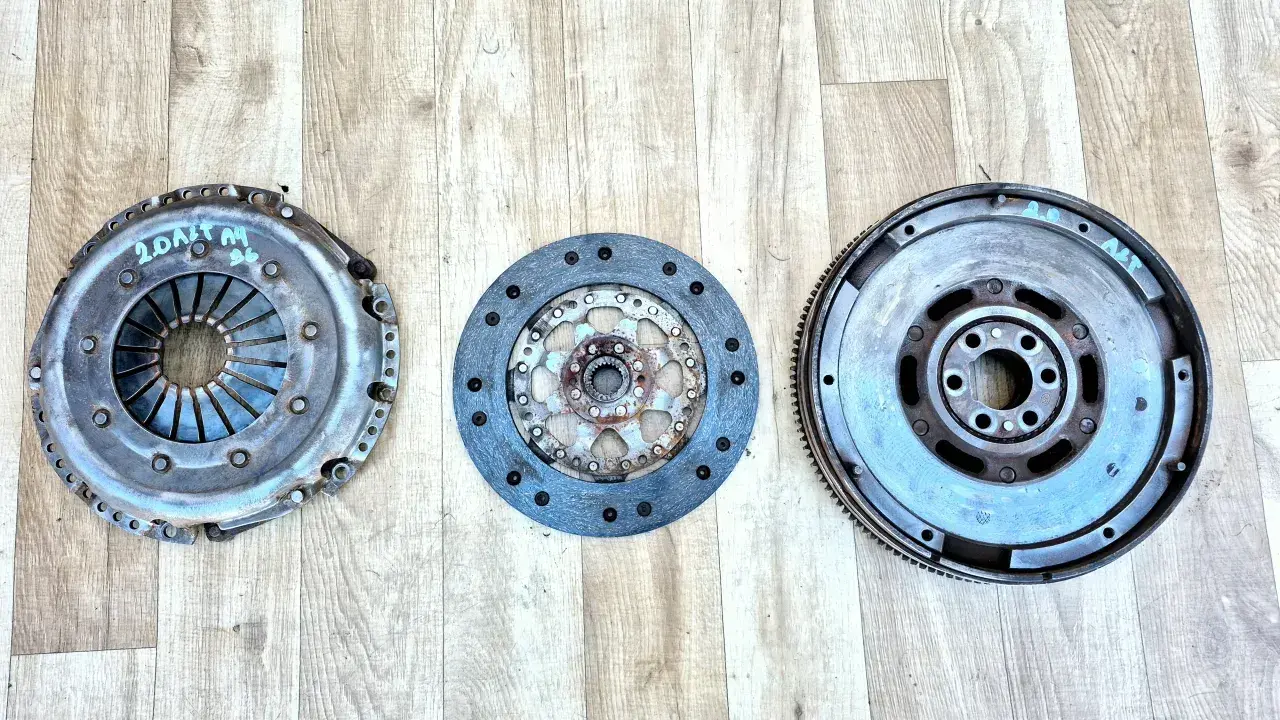 Elementy sprzęgła do Toyoty Yaris 1.0. Sprawdź wymiana sprzęgła Toyota Yaris 1.0 cena.