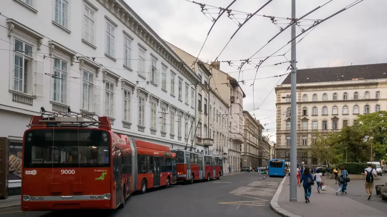 Czerwone trolejbusy w Budapeszcie, idealne, by dowiedzieć się, jak dojechać z lotniska w Budapeszcie do centrum.