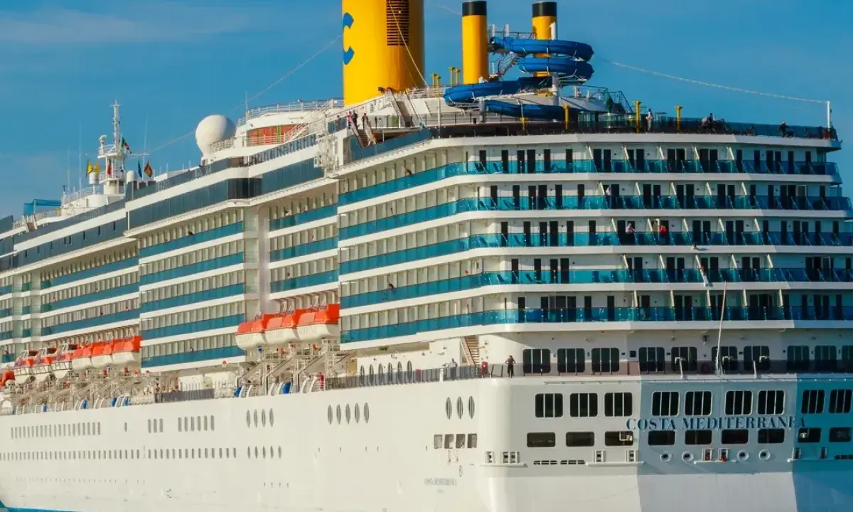 La nave da crociera Costa Mediterranea solca le acque blu, pronta per un'avventura nel Mar Mediterraneo.