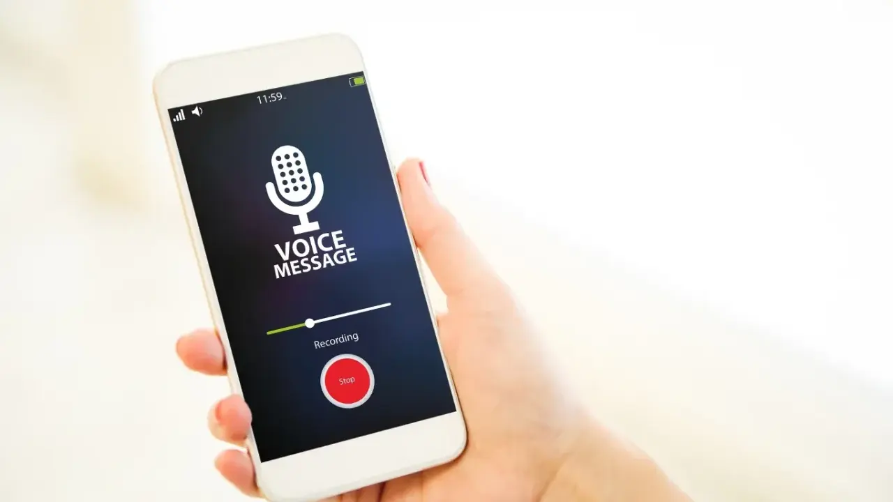 Dyktafon w telefonie nagrywa wiadomość głosową. Ikona mikrofonu i przycisk "Stop" są widoczne na ekranie.