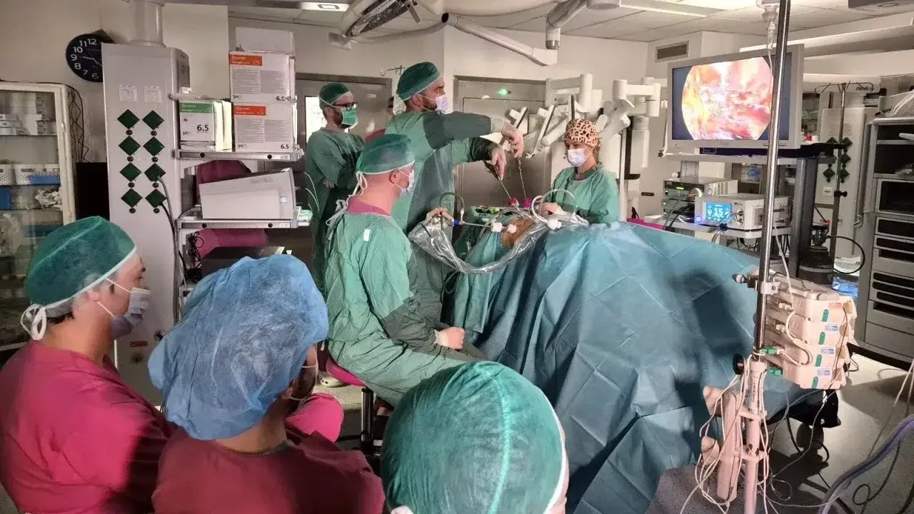 Zespół medyczny podczas operacji guza nerki. Po udanym zabiegu rozpoczyna się rehabilitacja po operacji guza nerki.