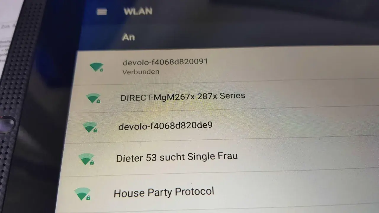 WLAN-Liste mit verschiedenen Netzwerkname Beispiel: "devolo-f4068d820091", "DIRECT-MgM267x 287x Series", "Dieter 53 sucht Single Frau" und "House Party Protocol".