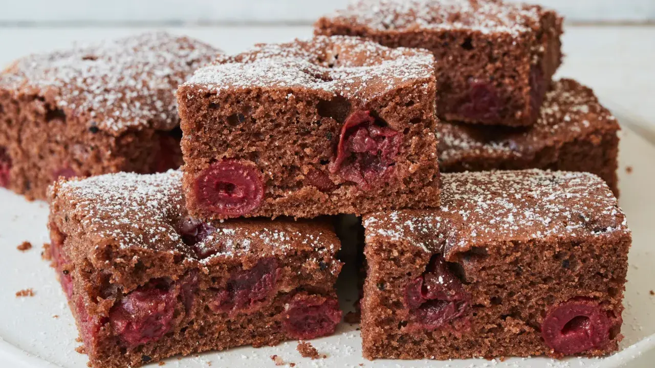 Saftiger schoko kirsch kuchen blech, bestäubt mit Puderzucker. Ein Genuss für jeden Anlass!
