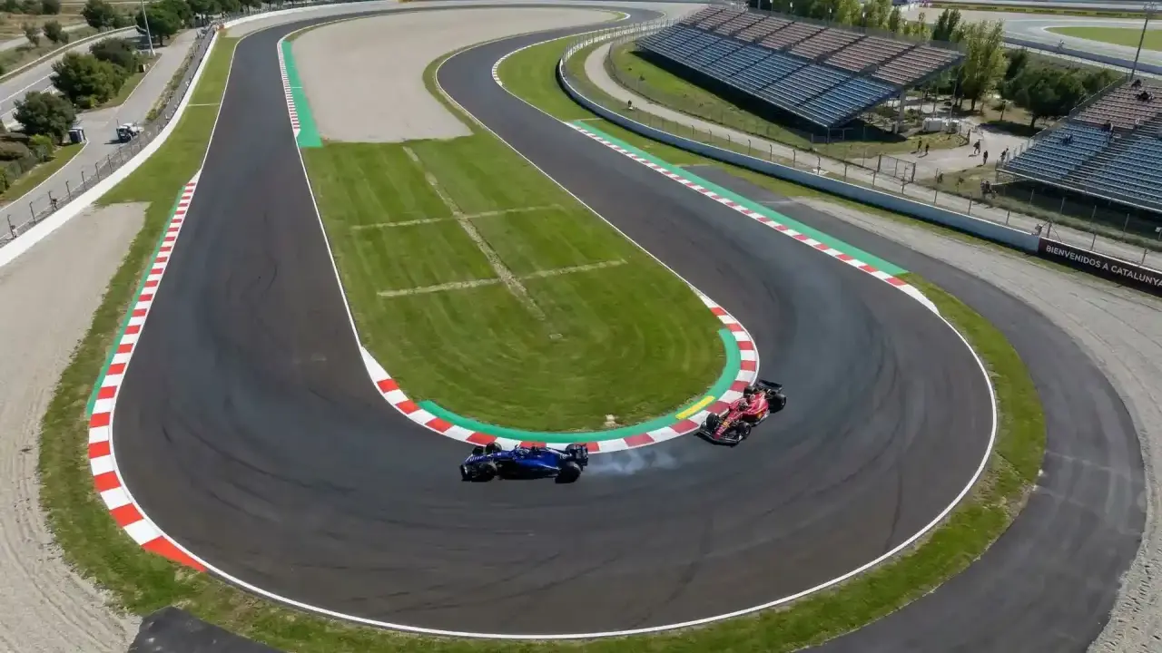Dos coches de F1 compiten en una curva cerrada de los circuitos F1, uno azul derrapa y el otro rojo acelera.