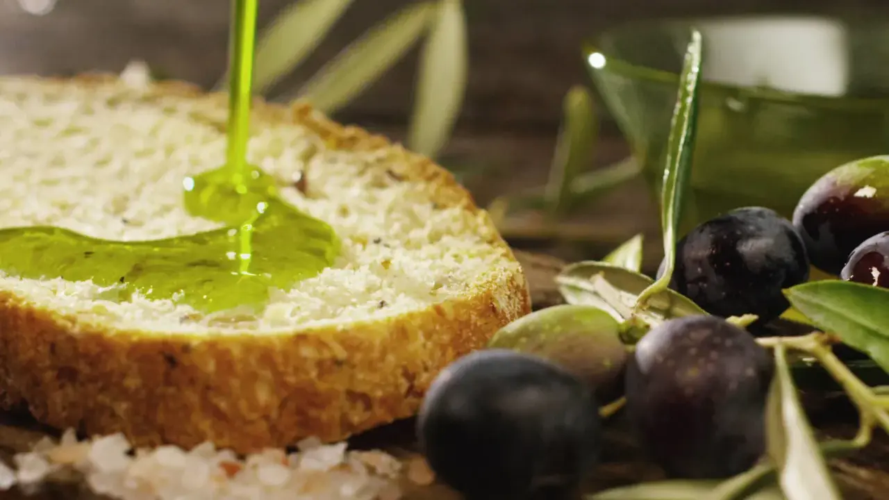 Fettunta: pane tostato con olio d'oliva fresco, olive e sale grosso.